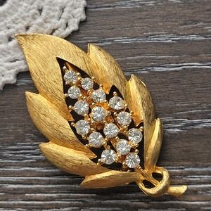 JJ Jonette Vintage clear rhinestones on gold brushed leaf brooch pin